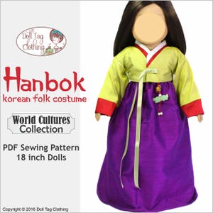 Puede incluir: Patrón de costura PDF para una muñeca Hanbok de 45 cm, un traje tradicional coreano. La muñeca lleva una blusa amarilla con ribetes rojos y una falda morada con un colgante de jade verde.