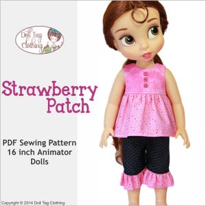 Peut inclure: Patron de couture PDF pour une tenue Strawberry Patch pour poupées Animator de 40,6 cm. La tenue comprend un haut rose sans manches à pois blancs et un short noir avec un volant rose.