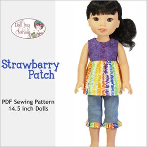 Peut inclure: Une poupée vêtue d'un haut violet à trois boutons et d'une jupe colorée à motifs. La poupée porte également un pantacourt en jean avec des ourlets à volants. Le texte "Strawberry Patch" et "PDF Sewing Pattern 36.8 cm Dolls" sont visibles.