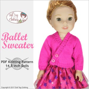 Op de afbeelding: Een roze gebreide ballettrui voor een pop van 36,8 cm. De trui heeft een V-hals en wordt vastgemaakt met twee knopen.  PDF breipatroon voor poppen van 36,8 cm. Copyright © 2017 Doll Tag Clothing