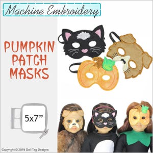 Könnte beinhalten: Set mit drei 5x7 Zoll großen Stickdateien für Halloween-Masken. Die Designs beinhalten eine schwarze Katze, einen braunen Hund und einen Kürbis. Die Masken werden auf drei Puppen gezeigt, die die Masken tragen.