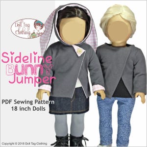 Könnte beinhalten: Ein PDF-Schnittmuster für einen 45 cm großen Puppenpullover mit Hasenohren. Das Schnittmuster heißt "Sideline Bunny Jumper". Das Bild zeigt zwei Puppen, die den Pullover tragen, eine in Grau und eine in Blau.