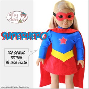 Op de afbeelding: PDF-naaipatroon voor een superheldenkostuum voor een 45 cm pop. Het kostuum is blauw met een gele riem en een rode cape. De pop draagt ​​een rood masker.