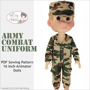 Puede incluir: Una muñeca vestida con un uniforme de combate del ejército, que incluye una gorra y un conjunto de camuflaje de dos piezas. El texto de la imagen dice "ARMY COMBAT UNIFORM" y "PDF Sewing Pattern 16 inch Animator Dolls". La muñeca mide aproximadamente 40.6 cm de altura.