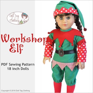 Puede incluir: Patrón de costura PDF para un disfraz de elfo de muñeca de 45,7 cm. El disfraz incluye un traje de elfo verde y rojo con un sombrero a juego. La muñeca lleva el disfraz y tiene el pelo castaño y los ojos azules.
