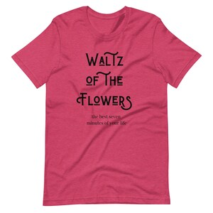 Pode incluir: T-shirt de manga curta cor de framboesa com as palavras "Waltz of the Flowers" em preto e fonte estilizada. Abaixo, a frase "the best seven minutes of your life".