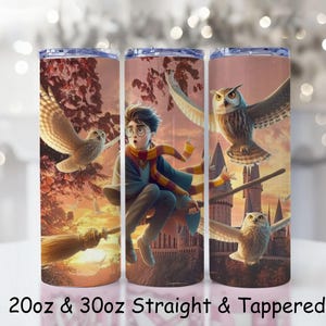 Könnte beinhalten: Drei Edelstahlbecher mit einer Fantasy-Illustration. Das Design zeigt einen jungen Zauberer auf einem Besen, Eulen und ein Schloss. Der Text unten lautet "20oz & 30oz Straight & Tapered".