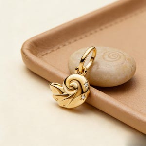 Puede incluir: Un letrero de madera hecho a mano con la palabra "Bienvenido" en una fuente juguetona. El letrero está pintado de blanco con un acabado envejecido y presenta un diseño floral en tonos rosas y verdes. Mide aproximadamente 30 cm de ancho y 15 cm de alto.