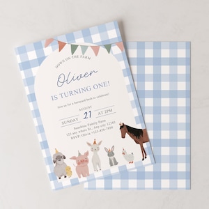 Puede incluir: Una invitación a cuadros azules y blancos con el texto "DOWN ON THE FARM" y "Oliver IS TURNING ONE!". Se muestra un caballo, un cerdo y otros animales de granja. La invitación es para una fiesta de cumpleaños.