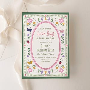 Könnte beinhalten: Eine rechteckige Geburtstagseinladungskarte mit dunkelgrünem Rand und einem zentralen rosa Ovalrahmen. Der Text lautet: Our Little Love Bug is turning one! Olivia's Birthday Party, Sat Aug 25, 2pm, 123 Anywhere St, RSVP Amelia 123-456-7890. Verziert mit bunten Blumen, Schmetterlingen und Marienkäfern.