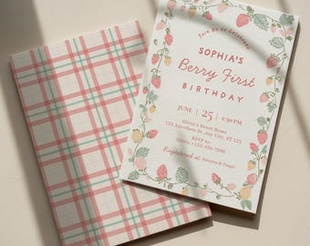 Può includere: Un invito di compleanno con il testo "SOPHIA'S Berry First BIRTHDAY" circondato da un bordo di fragole e foglie. L'invito include la data, l'ora e il luogo. Un taccuino abbinato con un motivo a quadri rosa e verde è accanto all'invito.