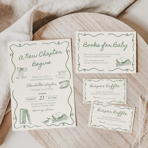 Peut inclure: Ensemble de faire-part et de cartes de loterie pour une baby shower sur le thème des livres. L'invitation principale indique "Un nouveau chapitre commence" avec les détails de l'événement. Les cartes sont crème avec des illustrations et du texte verts.