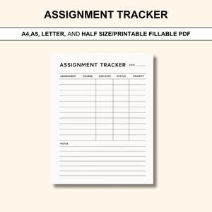 Puede incluir: Un rastreador de tareas blanco con el título "ASSIGNMENT TRACKER" en la parte superior. El rastreador incluye columnas para la tarea, el curso, la fecha de vencimiento, el estado y la prioridad. También está presente el texto "A4, A5, LETTER, AND HALF SIZE/PRINTABLE FILLABLE PDF".