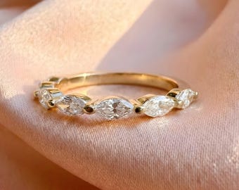 Fede nuziale con moissanite a marquise, fede a mezza eternità impilabile in oro 14 carati, gioiello da sposa unico, regalo di anniversario per la moglie