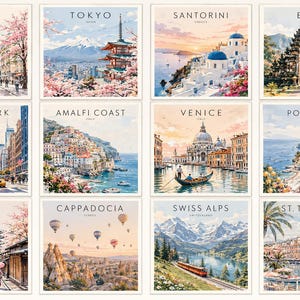 Op de afbeelding: Een verzameling van twaalf aquarelprints met iconische reisbestemmingen. Elke print toont een stadsnaam, zoals Parijs, Tokio en New York, met een bijbehorende landschappelijke illustratie. De prints tonen bezienswaardigheden en landschappen.