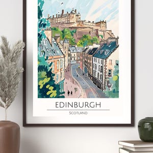 Op de afbeelding: Een ingelijste prent van Edinburgh, Schotland. De illustratie toont een straatbeeld met gebouwen en een kasteel op een heuvel. De prent bevat de tekst "EDINBURGH SCOTLAND". Het kunstwerk zit in een zwarte lijst.