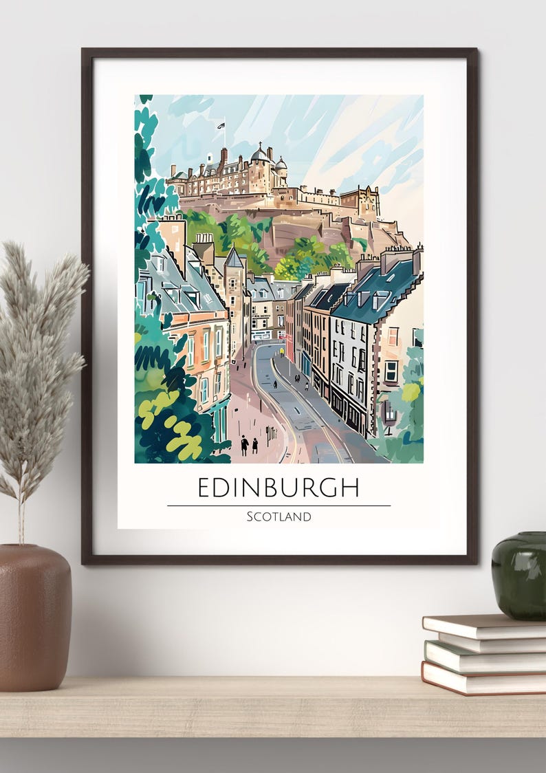 Op de afbeelding: Een ingelijste prent van Edinburgh, Schotland. De illustratie toont een straatbeeld met gebouwen en een kasteel op een heuvel. De prent bevat de tekst "EDINBURGH SCOTLAND". Het kunstwerk zit in een zwarte lijst.