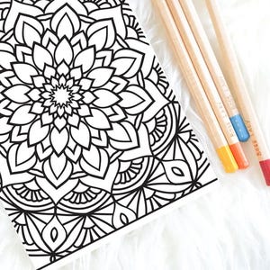 Könnte beinhalten: Ein detailliertes schwarz-weißes Mandala-Muster auf weißem Papier, zusammen mit vier farbigen Bleistiften. Die Bleistifte sind aus Naturholz mit farbigen Spitzen in Gelb, Orange, Blau und Rot. Auf den Bleistiften steht der Text "Boss Lady".