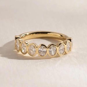 Ovaal geslepen moissaniet trouwring, 14k geel goud, ring set band, halve eeuwigheid band, minimalistische stapelbare ring, bruidsband, cadeau voor haar