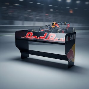 Puede incluir: Un banco negro con el logotipo de Red Bull Racing y un coche de carreras de Fórmula 1. El banco tiene las palabras "Red Bull" en rojo y blanco. El coche es rojo, azul y amarillo.