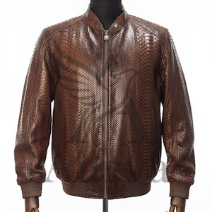 Op de afbeelding: Bruine leren bomberjack met een textuur van slangenleer. De jas heeft een ritssluiting aan de voorkant, geribde manchetten en een geribde zoom. De jas wordt op een mannequin gepresenteerd.