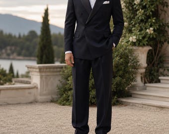 Abito da smoking doppiopetto blu navy, elegante abito formale da sposo per ricevimento di nozze.