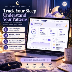 Può includere: Un portatile mostra una dashboard di Sleep Pattern Analyzer con punteggio del sonno, durata e approfondimenti. Lo schermo include testo come Track Your Sleep, Understand Your Patterns e Good evening. Una mascherina per dormire e una tazza sono vicine.