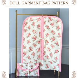 Pode incluir: Um padrão de saco de roupa de boneca com estampa floral e acabamento rosa. A bolsa é exibida em um suporte dourado, com uma pequena bolsa combinando. O texto "DOLL GARMENT BAG PATTERN" é visível.