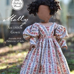 Puede incluir: Un patrón de costura PDF imprimible para un vestido de la década de 1830 para muñecas de 45 cm. El patrón está diseñado para un nivel de costura intermedio. La imagen muestra una muñeca con el vestido terminado, que es blanco con estampado floral rojo y azul.