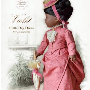 Peut inclure: Une poupée vêtue d'une robe de jour des années 1880, tenant un parasol. La robe est rose avec un motif floral blanc et noir. La poupée porte un chapeau assorti avec un ruban rose. Le texte de l'image indique "Violet 1880s Day Dress For 18 inch dolls".