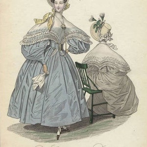 Op de afbeelding: Twee vrouwen in modieuze jurken en hoeden uit de 19e eeuw. Een vrouw zit op een stoel, terwijl de andere staat met een witte kant shawl over haar schouders. De afbeelding is afkomstig uit een modetijdschrift genaamd "Petit Courrier des Dames" en bevat de tekst "Boulevard des Italiens N. 1 pr&egrave;s le passage de l'op&eacute;ra."