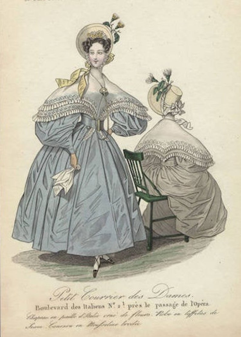Op de afbeelding: Twee vrouwen in modieuze jurken en hoeden uit de 19e eeuw. Een vrouw zit op een stoel, terwijl de andere staat met een witte kant shawl over haar schouders. De afbeelding is afkomstig uit een modetijdschrift genaamd "Petit Courrier des Dames" en bevat de tekst "Boulevard des Italiens N. 1 pr&egrave;s le passage de l'op&eacute;ra."