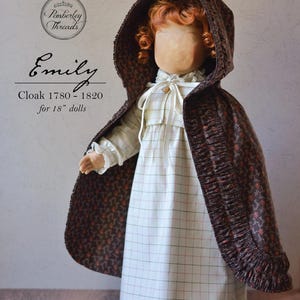 Könnte beinhalten: Ein brauner Kapuzenumhang mit Blumenmuster für eine 45 cm große Puppe. Der Umhang hat einen Rüschenbesatz und ist für ein mittleres Könnerniveau konzipiert. Der Text auf dem Bild lautet "Emily Cloak 1780-1820 for 18" dolls. Designed and written by Elizabeth Gearhart. Skill Level Intermediate."