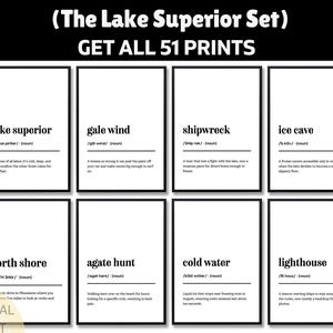 Peut inclure: Ensemble de huit impressions en noir et blanc avec des définitions liées au lac Supérieur. Le texte supérieur indique "(The Lake Superior Set) GET ALL 51 PRINTS". Chaque impression présente un mot, sa prononciation et une définition. Mots : "cold water" et "lighthouse".
