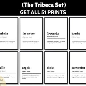 Könnte beinhalten: Ein Satz von acht schwarz-weiß digitalen Drucken. Jeder Druck zeigt ein Wort in fetter Schrift, mit phonetischer Aussprache und einer kurzen Definition. Die Wörter sind "anaheim", "the mouse", "fireworks", "tourist", "traffic", "angels", "ducks" und "convention".