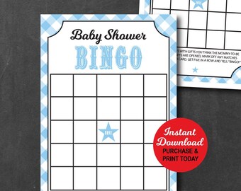 Pode incluir: Cartões de bingo de chá de bebê imprimíveis com um padrão xadrez azul e branco. Os cartões têm um espaço livre no centro e instruções para preencher os quadrados com os presentes que a futura mamãe receberá. O texto nos cartões diz "Baby Shower Bingo".