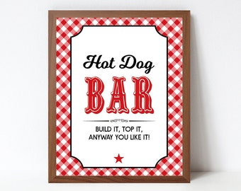 Puede incluir: Señal imprimible con fondo de cuadros rojos y blancos. La señal dice "Hot Dog Bar" en letras rojas con una estrella blanca debajo. El texto debajo de la barra dice "¡Construyelo, cúbrelo, como quieras!"