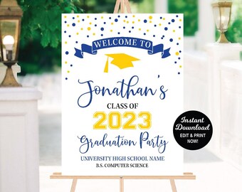 Pode incluir: Uma placa branca de festa de formatura em um cavalete com o texto "WELCOME TO" acima de "Jonathan's CLASS OF 2023 Graduation Party". A placa inclui um gráfico de chapéu de formatura e o texto "Instant Download EDIT & PRINT NOW!"