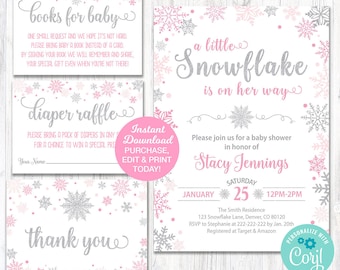 Könnte beinhalten: Eine Babyparty-Einladung im Schnee-Design in Rosa und Silber mit dem Text "a little snowflake is on her way". Die Einladung enthält Datum, Uhrzeit und Ort der Party. Außerdem ist der Name der Geehrten, Stacy Jennings, angegeben. Die Einladung ist mit Schneeflocken und Punkten verziert.