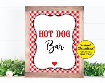 Puede incluir: Señal imprimible con fondo de cuadros vichy rojo y blanco. La señal dice "HOT DOG Bar" en texto negro con un corazón rojo. La señal está enmarcada en un marco de madera marrón. El texto "Descarga instantánea COMPRA & IMPRIME HOY" está en un círculo amarillo en el lado derecho de la señal. El texto "LA COMPRA INCLUYE SEÑALES DE 8"X10" Y 5"X7" EL TEXTO NO ES EDITABLE" está en la parte inferior de la imagen.