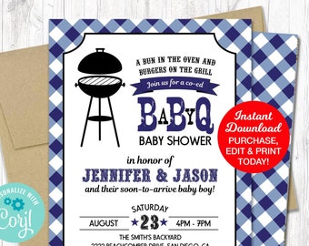 Puede incluir: Una invitación a una fiesta de bienvenida al bebé a cuadros azules y blancos con un gráfico de parrilla y el texto "A Bun in the Oven and Burgers on the Grill". La invitación es para una fiesta de bienvenida al bebé mixta para Jennifer y Jason. La fecha es el 23 de agosto de 4 pm a 7 pm. La ubicación es The Smith's Backyard, 2222 Beachcomber Drive, San Diego, CA. RSVP a Julia al (222) 222-2222 antes del 12 de agosto. Registrado en Target & Amazon.