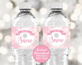 Peut inclure: Deux bouteilles d'eau en plastique transparent avec des étiquettes roses et argentées qui disent "Melted Snow". Les étiquettes ont un motif de flocon de neige. Le texte "Téléchargement instantané Achat et impression aujourd'hui" est sur un cercle rose.