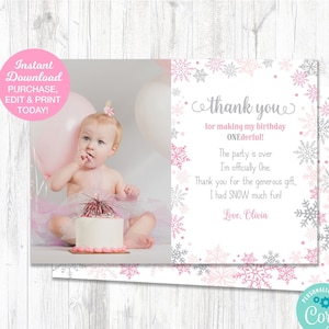 Puede incluir: Tarjeta de agradecimiento rosa y gris con un dise&ntilde;o de copo de nieve. La tarjeta tiene una foto de una ni&ntilde;a peque&ntilde;a con un pastel de cumplea&ntilde;os y un globo rosa. El texto de la tarjeta dice: "&iexcl;Gracias por hacer mi cumplea&ntilde;os INCRE&Iacute;BLE! La fiesta ha terminado, soy oficialmente una. Gracias por el generoso regalo, &iexcl;me divert&iacute; mucho! Con cari&ntilde;o, Olivia."