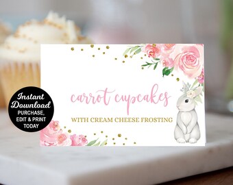 Puede incluir: Señal imprimible con flores rosas y un conejo, con el texto "carrot cupcakes with cream cheese frosting".