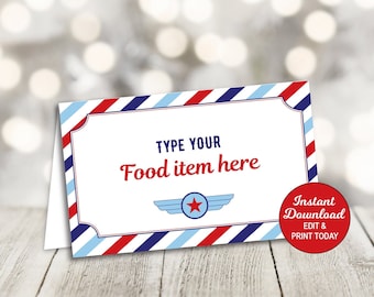 Puede incluir: Plantilla de etiqueta de comida imprimible con un fondo a rayas rojo, blanco y azul. La etiqueta tiene un rectángulo blanco con el texto "TYPE YOUR Food item here" y una estrella roja con alas azules. La etiqueta también tiene un círculo rojo con el texto "Descarga instantánea EDITAR & IMPRIMIR HOY".