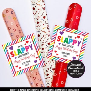 Peut inclure: Deux bracelets à claquer colorés pour la Saint-Valentin avec un motif rayé arc-en-ciel et des cœurs. Les bracelets ont une étiquette imprimable qui dit "Je suis tellement Slappy ! On est amis ! Joyeuse Saint-Valentin ! Ton ami, Olivia."