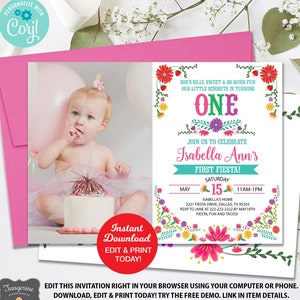 Może przedstawiać: Spersonalizowane zaproszenie ze zdjęciem dziewczynki, r&oacute;żową kopertą i białą kartą zaproszenia. Na karcie widnieje napis "Isabella Ann's First Fiesta!" z kwiatowymi i kolorowymi elementami. Widoczny jest r&oacute;wnież tekst "Natychmiastowe pobieranie, edytuj i drukuj dzisiaj!"