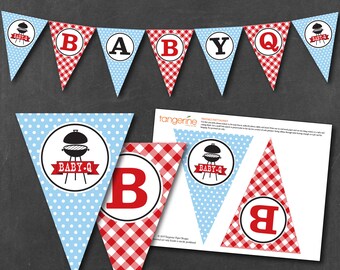 Op de afbeelding: Printbare baby shower banner met rood-witte ruitjes en blauwe stippen. De banner zegt "BABY-Q" met een grill-afbeelding en bevat de letters "BABY" in rood-witte ruitjes en blauwe stippen. De banner is 21,6 cm bij 27,9 cm en bevat 3 beeldvlaggen.