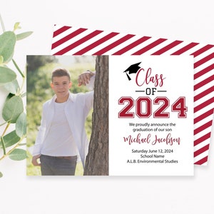 K&ouml;nnte beinhalten: Eine Graduation-Ank&uuml;ndigungskarte mit einem Foto eines jungen Mannes in einem wei&szlig;en Hemd und Jeans. Die Karte ist rot-wei&szlig; gestreift mit dem Text "Class of 2024" in Schwarz und Rot. Der Text enth&auml;lt auch den Namen des Absolventen, Michael Jacobson, das Datum der Graduation, den 12. Juni 2024, sowie den Namen der Schule und den Abschluss.
