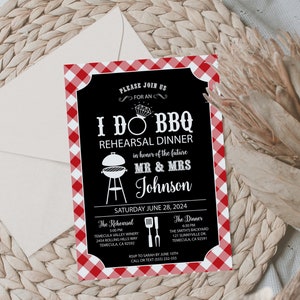 Può includere: Un invito a quadri rossi e bianchi per una cena di prova. L'invito dice "I Do BBQ Rehearsal Dinner" in onore dei futuri Mr. e Mrs. Johnson. La data è sabato 28 giugno 2024. L'invito include le località e gli orari per la prova e la cena.